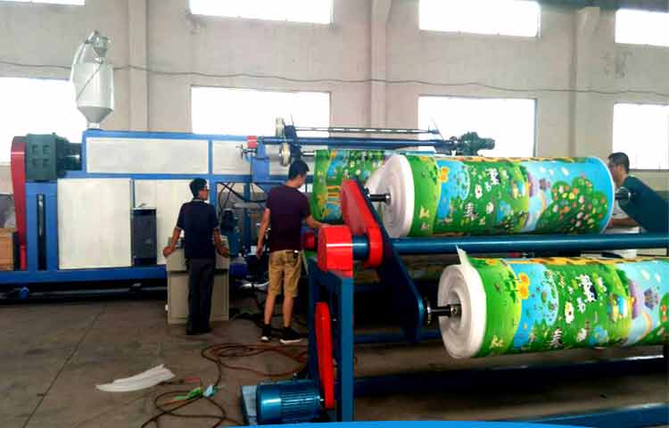 What is the principle of automatic correction device for PE extrusion laminating machine ?